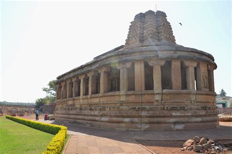 Zgromadzenie w Aihole; Związek z dynastią Chalukjów i architekturą świątynkową