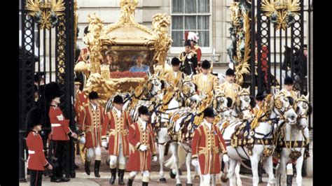 Uroczystość Złotego Jubileuszu Królowej Elżbiety II - Odrodzenie Monarchii Brytyjskiej w XXI wieku i Symbolika Jedności Narodowej